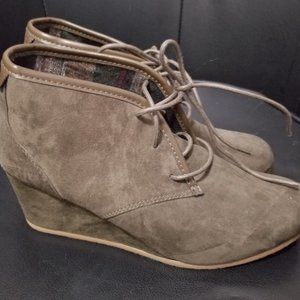 Dark green wedged booties
